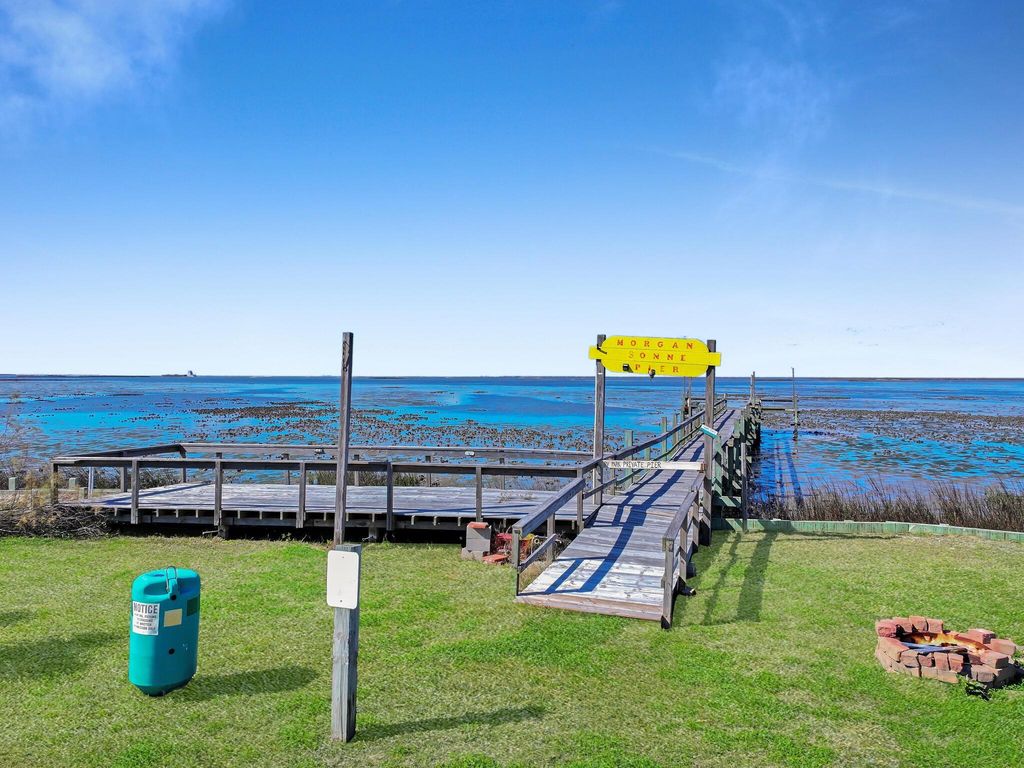 1067 Sea Gull St, Gilchrist, TX 77617