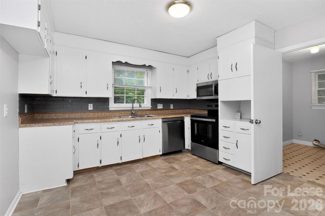 11228 Gladewater Drive, Matthews, NC 28105