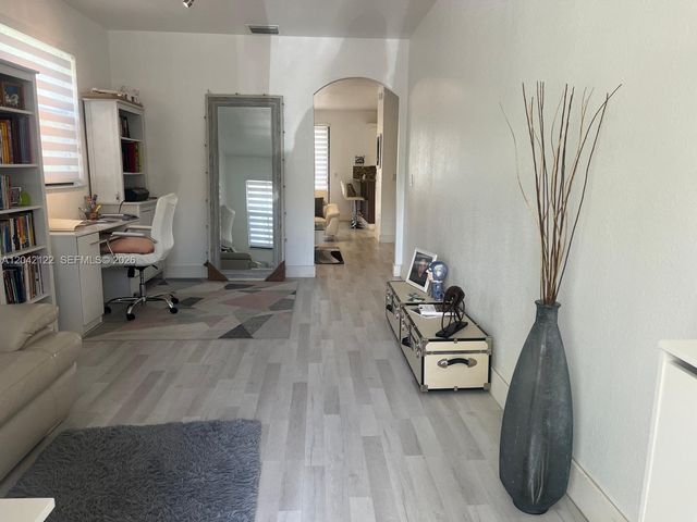 8985 NW 98th Avenue, Doral, FL 33178