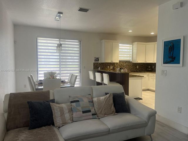 8985 NW 98th Avenue, Doral, FL 33178