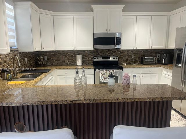 8985 NW 98th Avenue, Doral, FL 33178