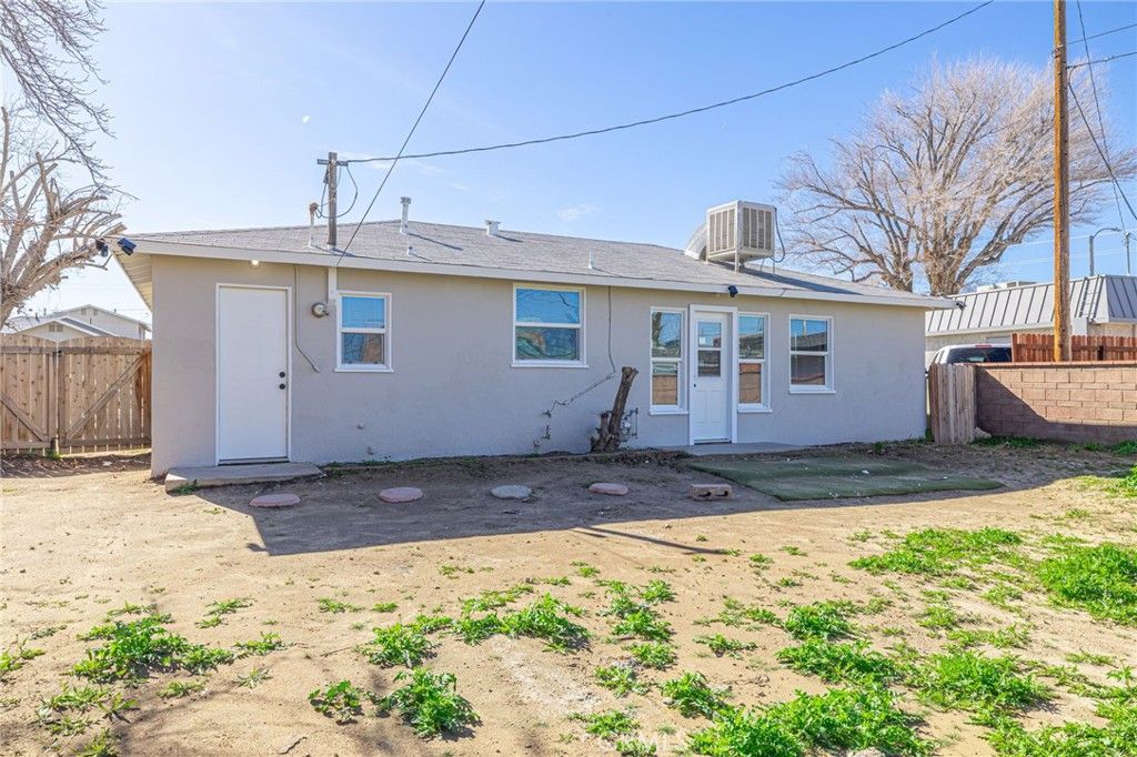 Image 29 of property listing at 937 W Norberry, Lancaster, CA 93534