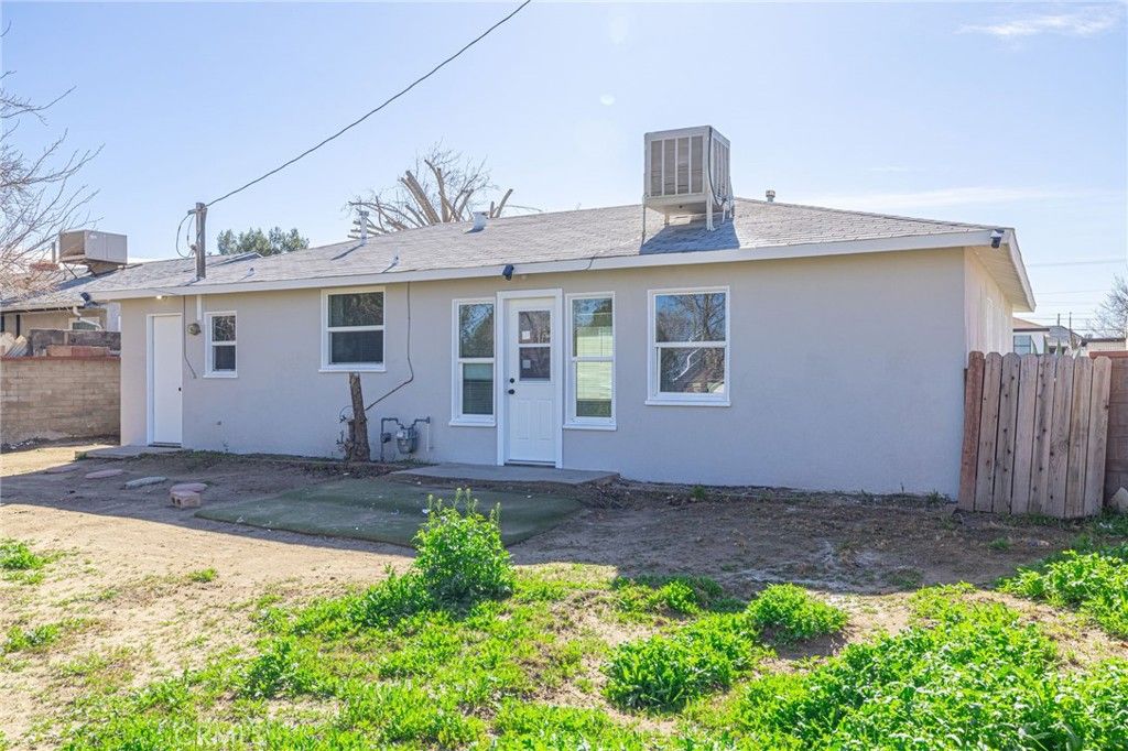 Image 31 of property listing at 937 W Norberry, Lancaster, CA 93534
