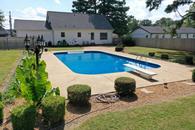 975 Ashport Rd, Jackson, TN 38305