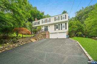 15 Mount Vernon Court, Livingston, NJ 07039