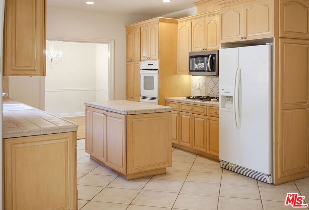 Image 10 of property listing at 8485 Val Verde Drive, West Hills, CA 91304