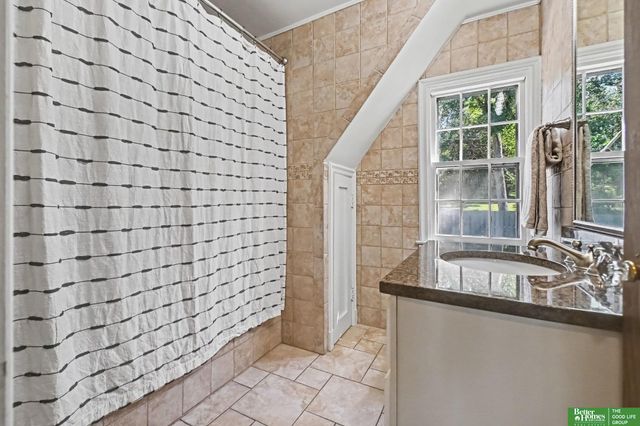 305 S 57 Street, Omaha, NE 68132