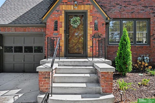 305 S 57 Street, Omaha, NE 68132
