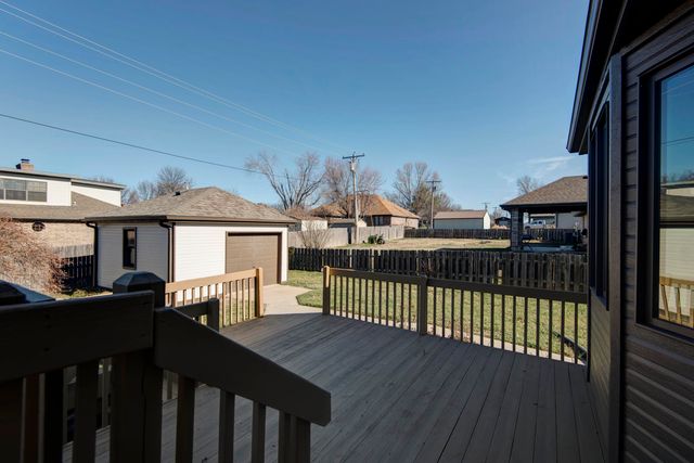 805 W Briarwood Lane, Nixa, MO 65714