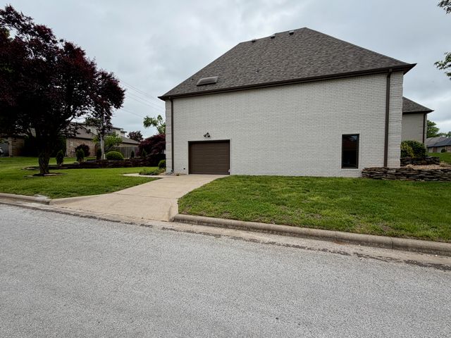 805 W Briarwood Lane, Nixa, MO 65714