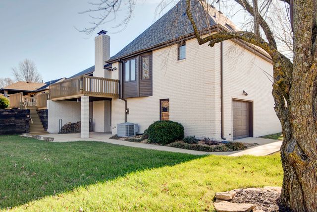 805 W Briarwood Lane, Nixa, MO 65714