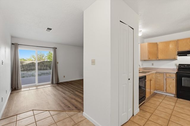 917 Charles Drive NE, Rio Rancho, NM 87144
