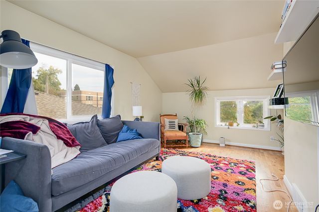 910 E Prospect Street, Seattle, WA 98102
