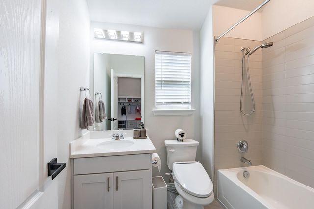 402 Pulitzer DR, Hutto, TX 78634