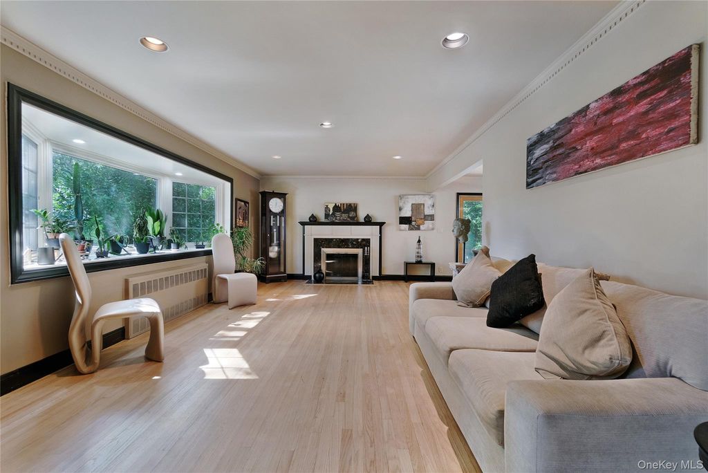 37 Bayberry Avenue, Garden City, NY 11530 — photo 3