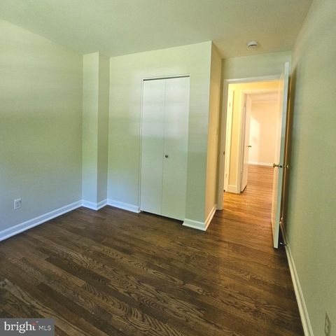 8925 FALLING CREEK CT, Annandale, VA 22003