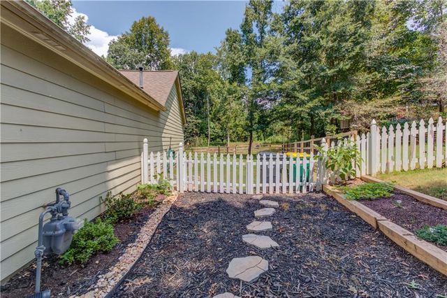 1023 Laurel Green Lane, Sugar Hill, GA 30518