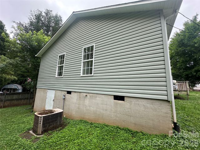827 E 9th Street, Newton, NC 28658