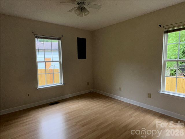 827 E 9th Street, Newton, NC 28658