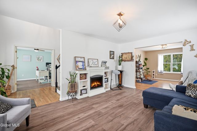 2 Winding Creek Way, Colonie, NY 12047