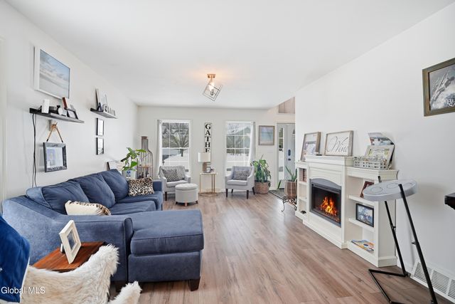 2 Winding Creek Way, Colonie, NY 12047