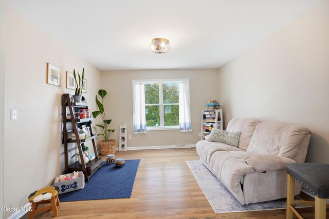 2 Winding Creek Way, Colonie, NY 12047