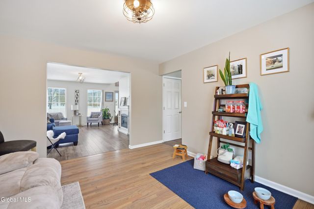 2 Winding Creek Way, Colonie, NY 12047