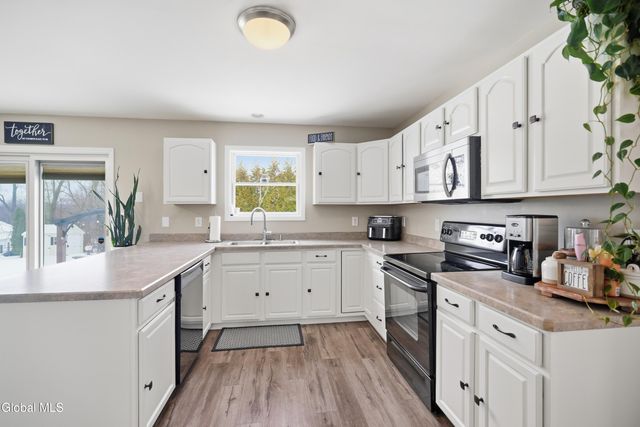 2 Winding Creek Way, Colonie, NY 12047