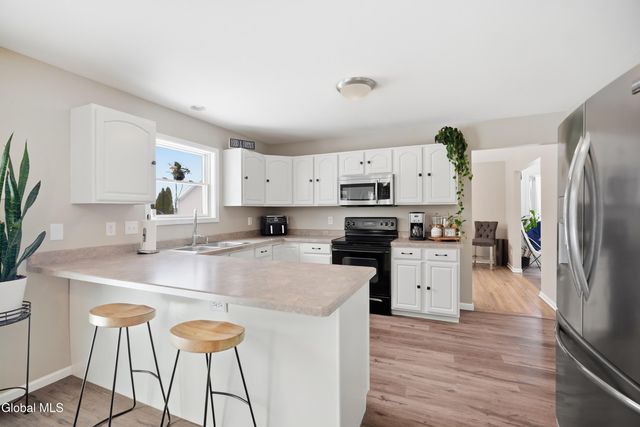 2 Winding Creek Way, Colonie, NY 12047