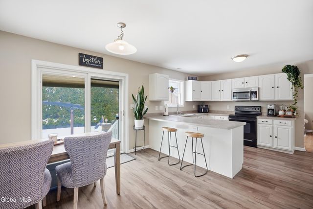 2 Winding Creek Way, Colonie, NY 12047