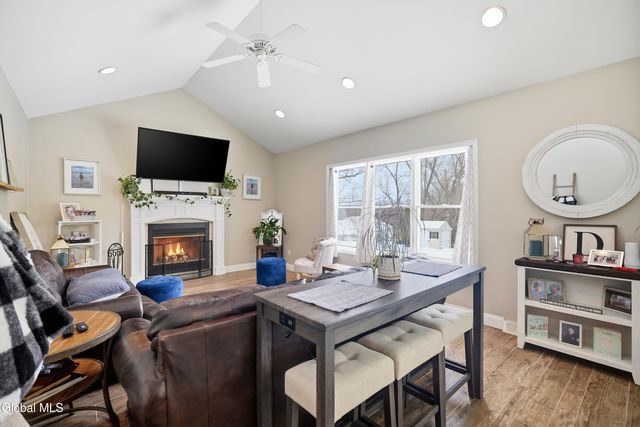 2 Winding Creek Way, Colonie, NY 12047