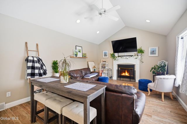 2 Winding Creek Way, Colonie, NY 12047