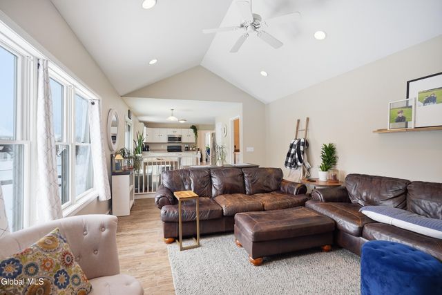 2 Winding Creek Way, Colonie, NY 12047