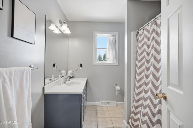 2 Winding Creek Way, Colonie, NY 12047