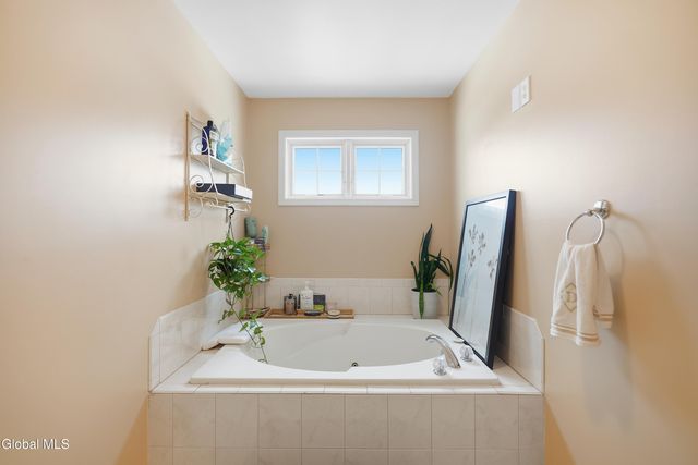 2 Winding Creek Way, Colonie, NY 12047