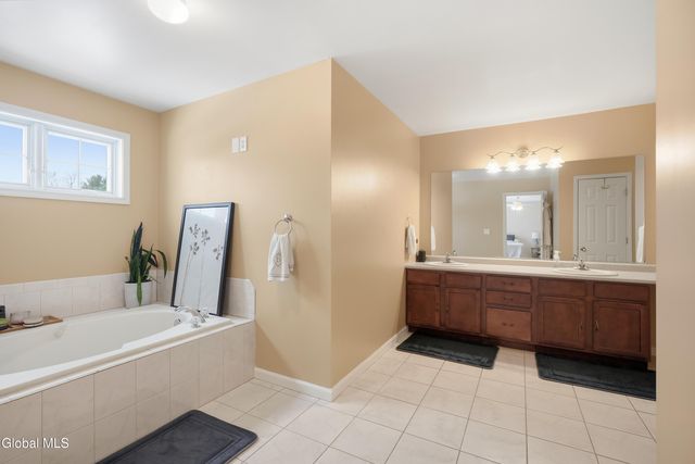 2 Winding Creek Way, Colonie, NY 12047