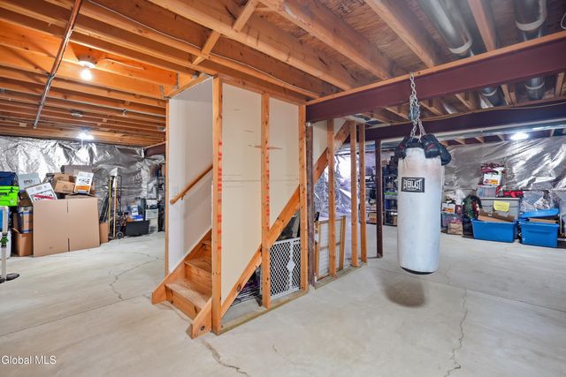 2 Winding Creek Way, Colonie, NY 12047