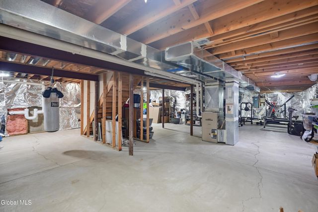 2 Winding Creek Way, Colonie, NY 12047