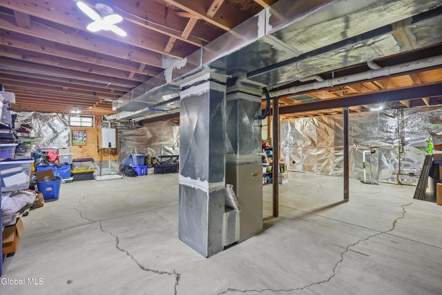 2 Winding Creek Way, Colonie, NY 12047