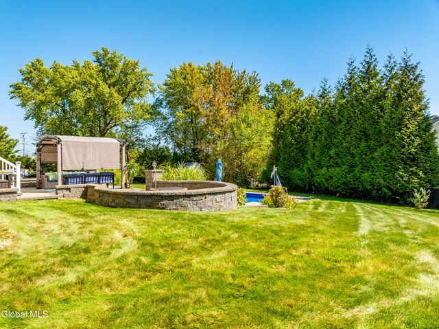 2 Winding Creek Way, Colonie, NY 12047