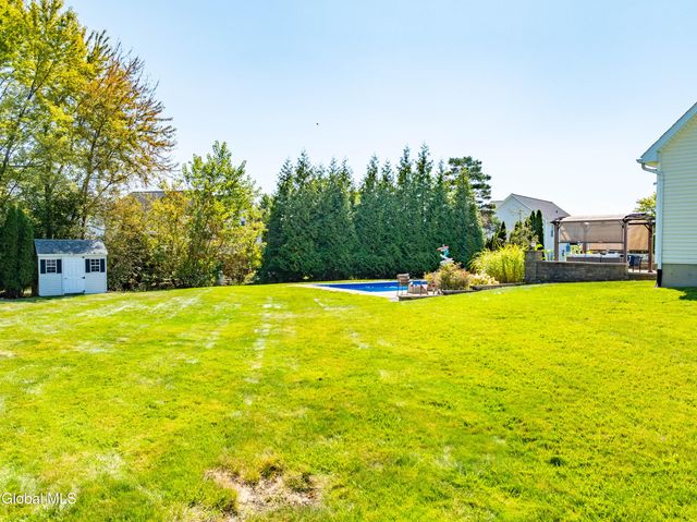 2 Winding Creek Way, Colonie, NY 12047