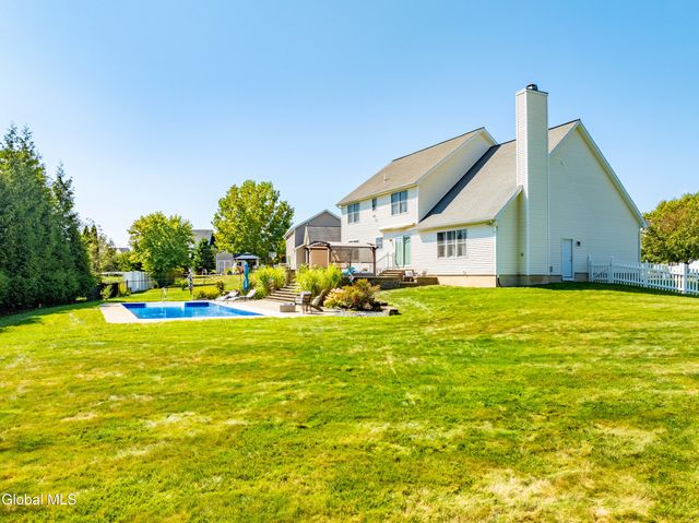 2 Winding Creek Way, Colonie, NY 12047