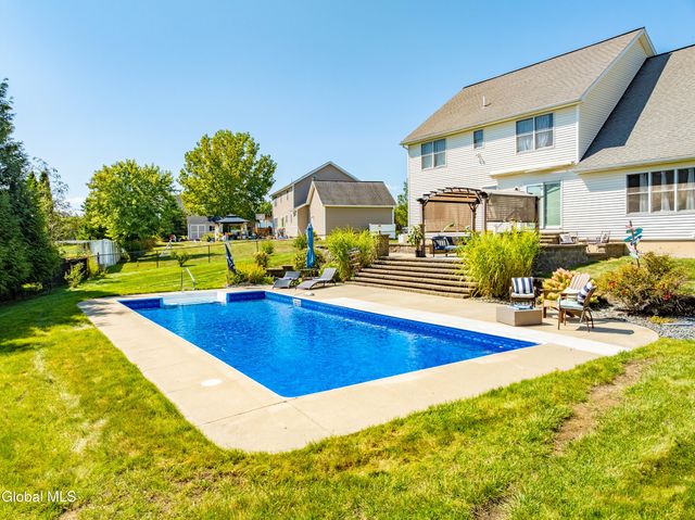 2 Winding Creek Way, Colonie, NY 12047