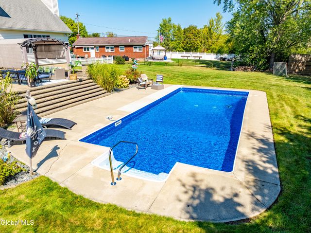 2 Winding Creek Way, Colonie, NY 12047