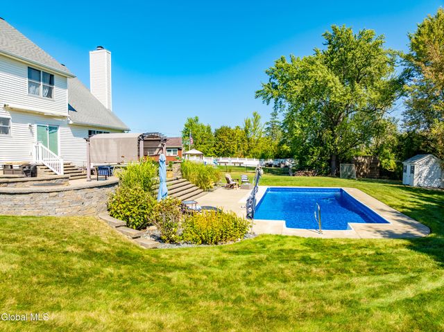 2 Winding Creek Way, Colonie, NY 12047