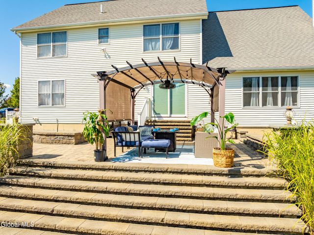 2 Winding Creek Way, Colonie, NY 12047