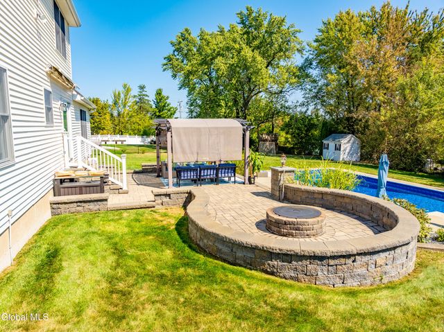 2 Winding Creek Way, Colonie, NY 12047