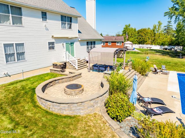 2 Winding Creek Way, Colonie, NY 12047