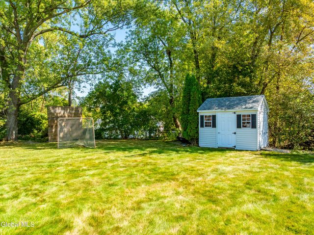 2 Winding Creek Way, Colonie, NY 12047