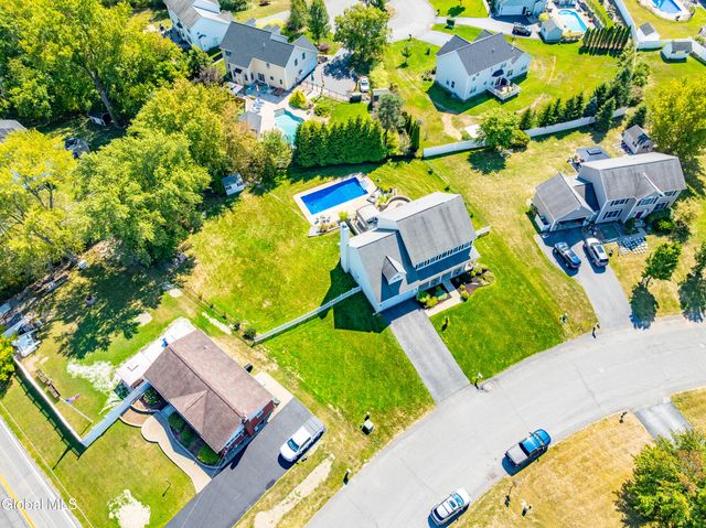 2 Winding Creek Way, Colonie, NY 12047